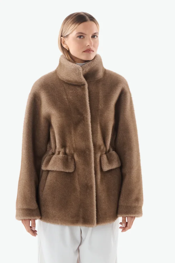 Faux fur jas Fiona met hoge kraag en getailleerde snit, sable